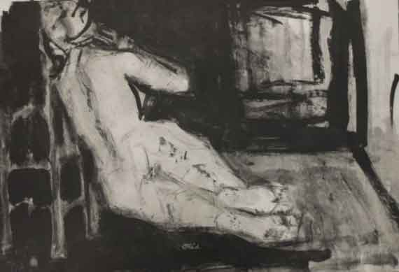 Mujer Apoyada En La Silla