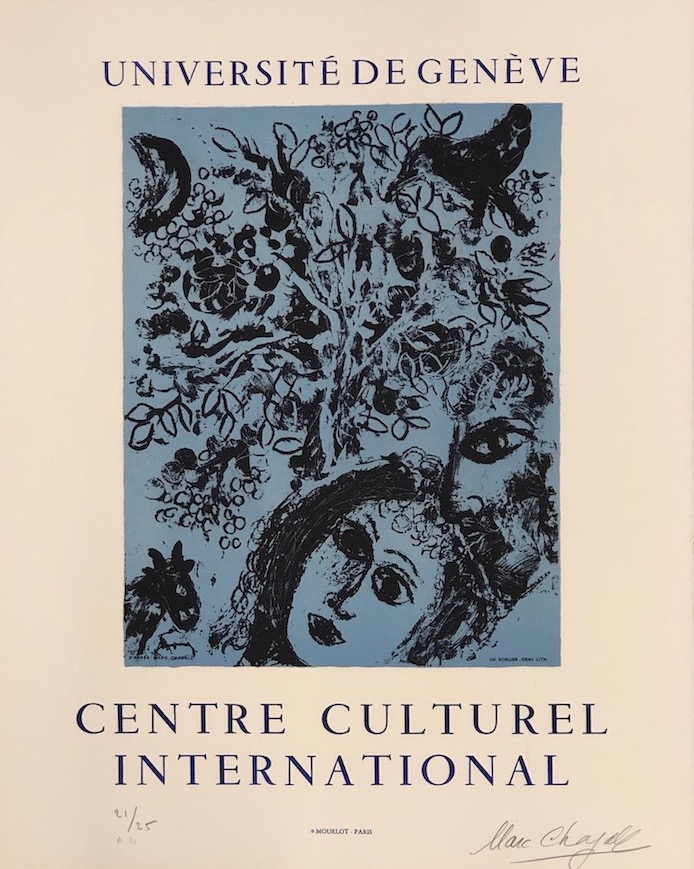 la pareja delante del árbol