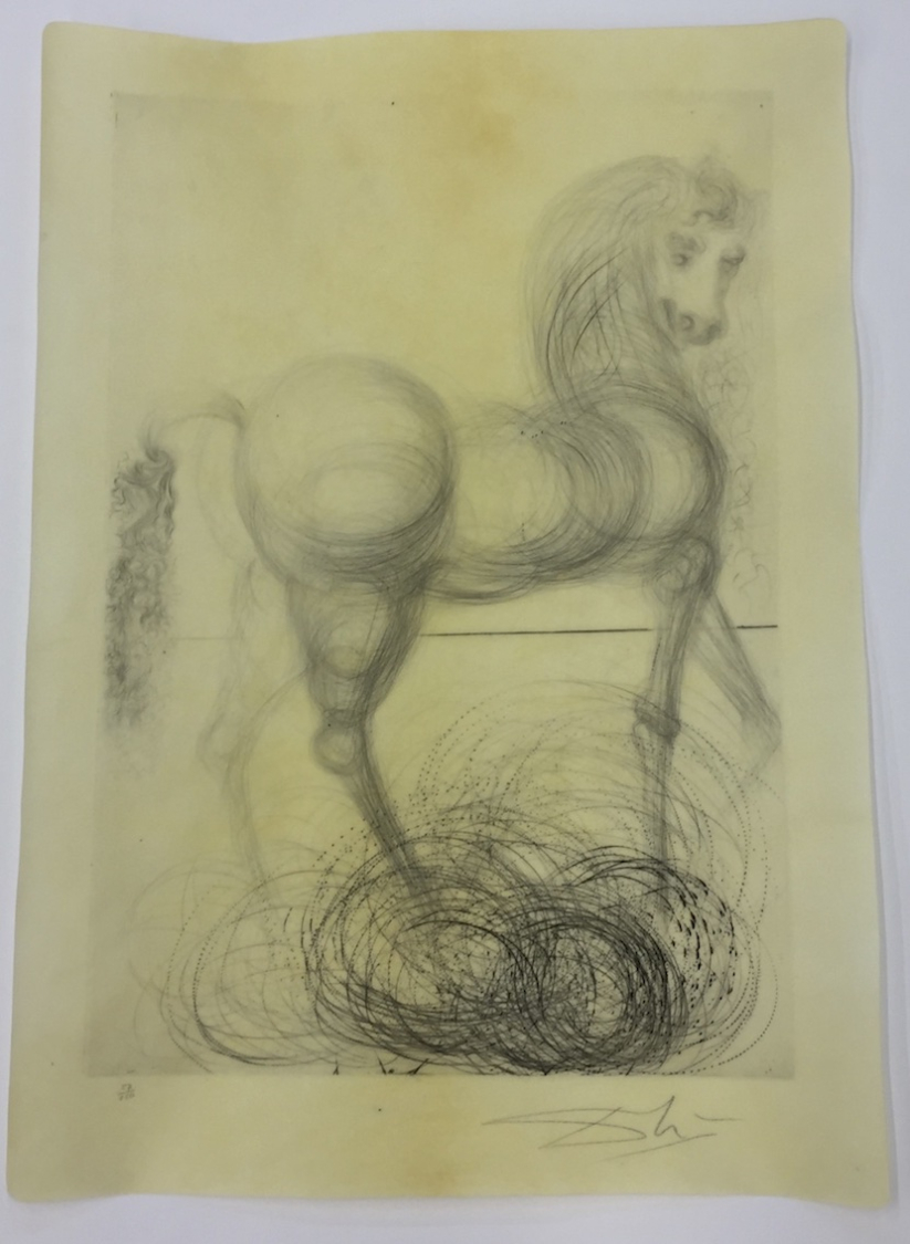 La ville adorante que traverse en silence le cheval aux sabots enveloppes par les dieux I