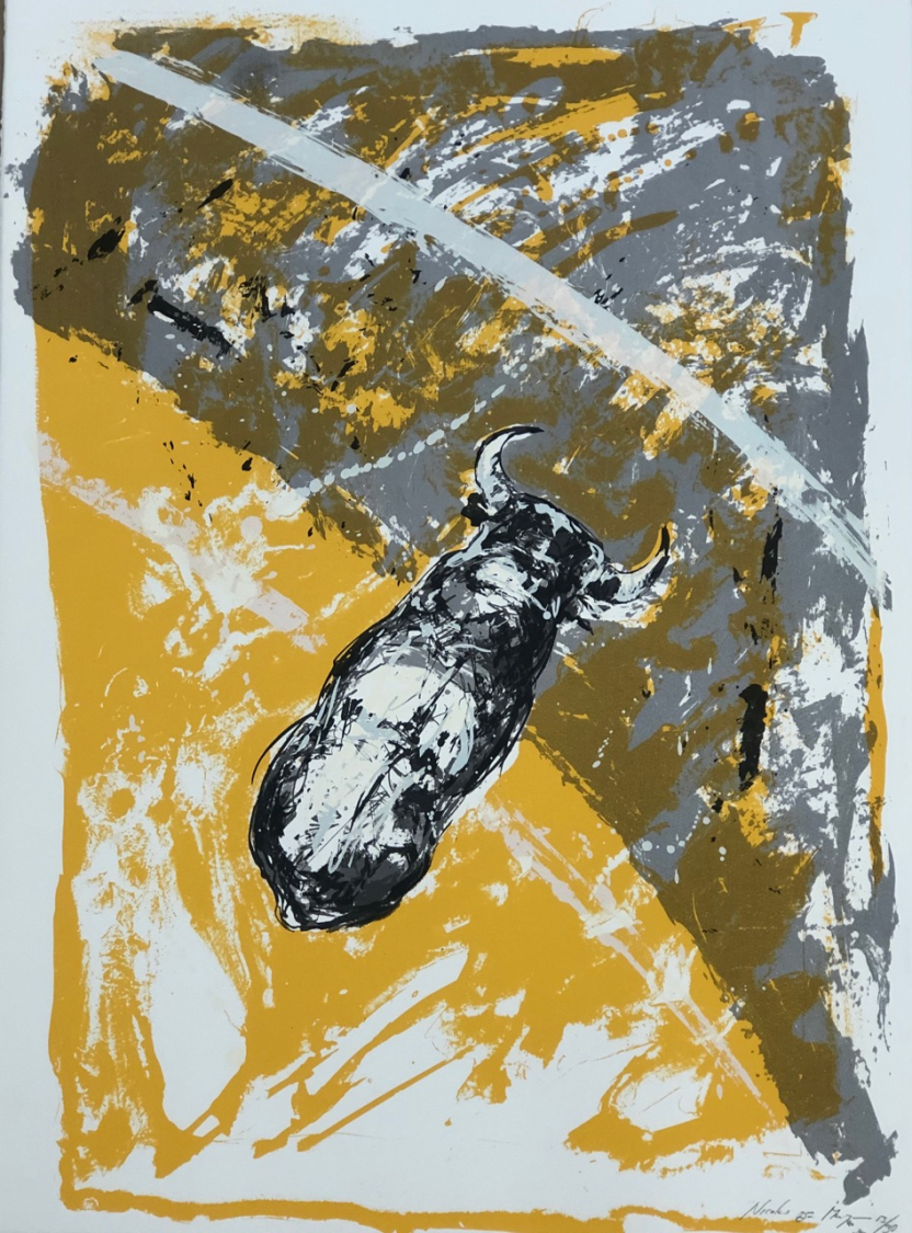 Toro en plaza amarillo ygris