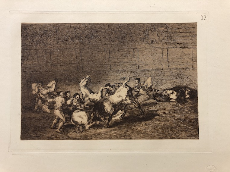 32. Dos grupos de picadores arrollados de seguida por un solo toro