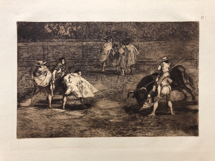 37 D. Un varilarguero, montado a hombros de un chulo, pica al toro