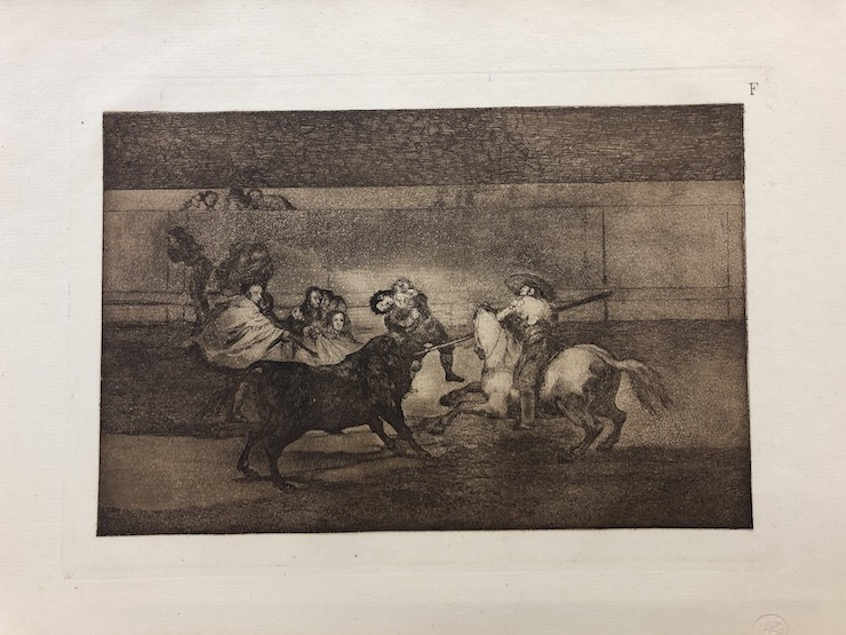 39F. Varilarguero y chulos haciendo el quite a un torero cogido