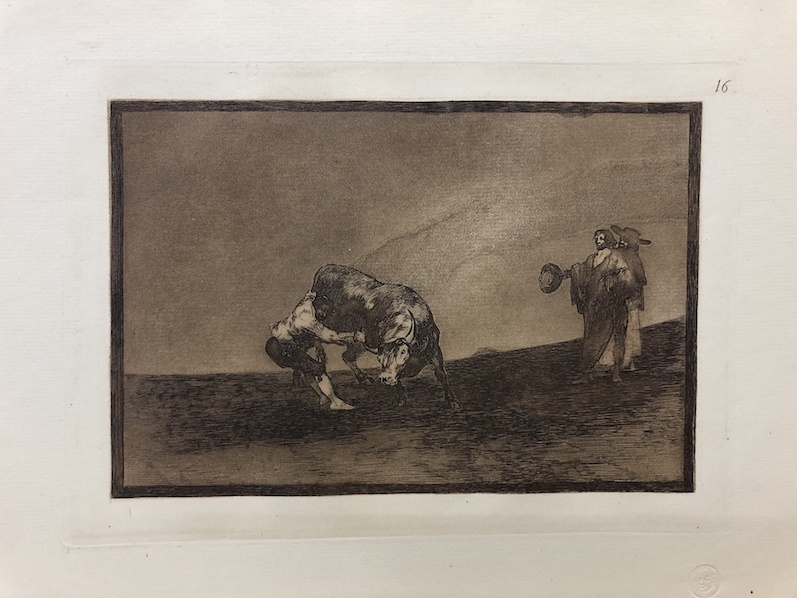 16. El mismo vuelca un toro en la plaza de Madrid