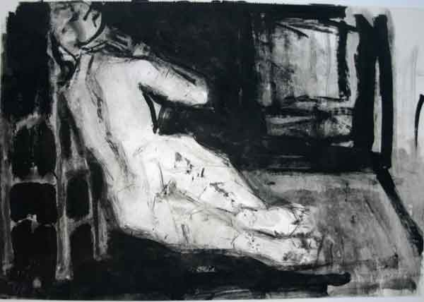 Mujer Apoyada En Silla