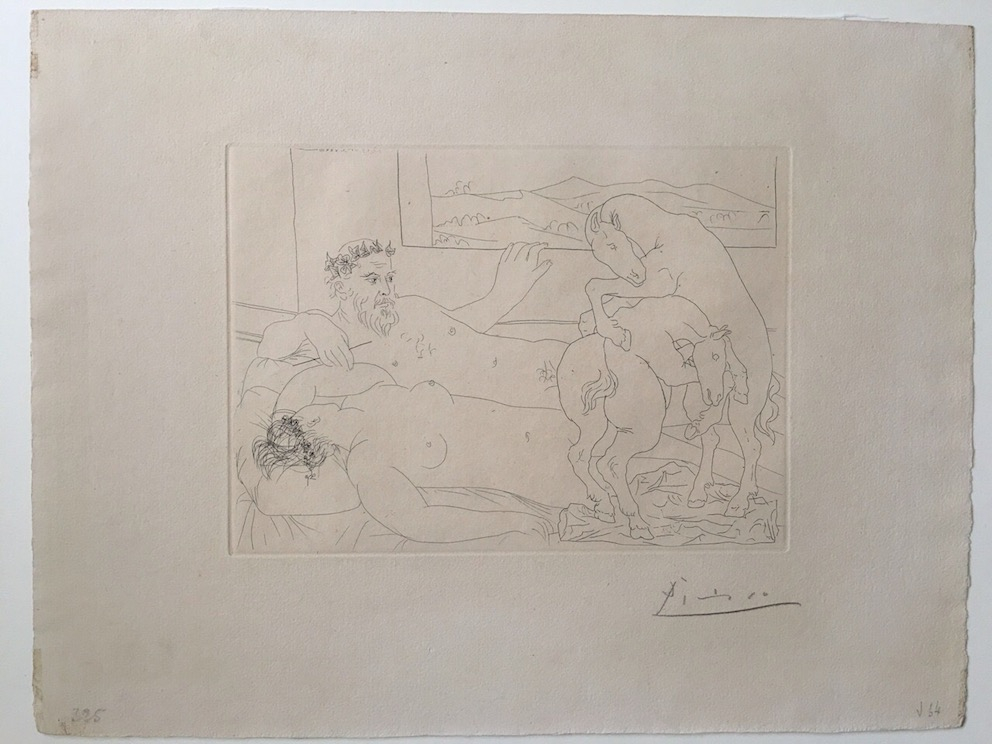 Viex sculpteur et modele assoupi avec un groupe